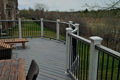 Image of a elevated deck with custom curved Trex Transcend deck railing built in Stouffville Ontario